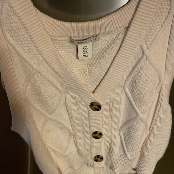 🚫SOLD🚫 Sweater Vest - Picture 6 of 10